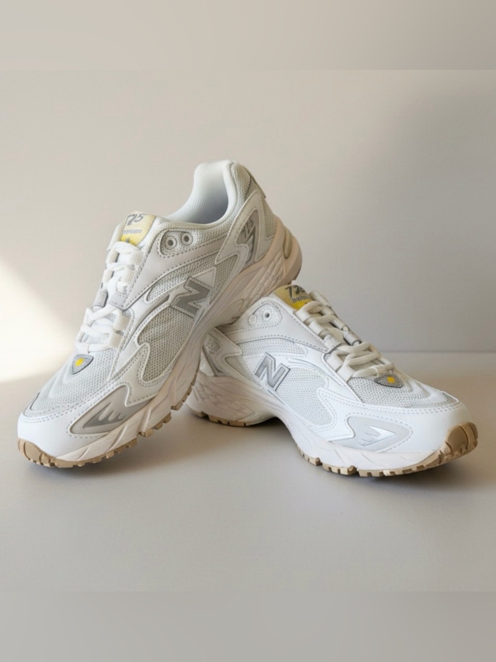 NEW BALANCE 725V1 Women’s Sneakers White Yellow